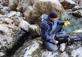 Antonio Moreno con el robot en la cueva sumergida de Castril.