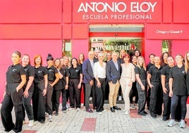 El equipo humano de Antonio Eloy Escuela Profesional frente a su sede.