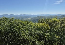 Los Pirineos, con sus cumbres nevadas, destacaban en el precioso óleo que se dibujaba al fondo del cuadro natural desde Erga.