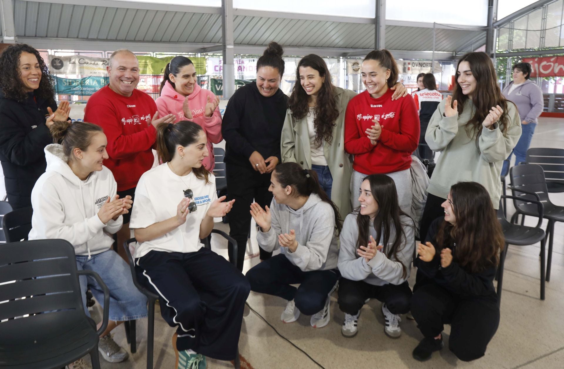 Sara Lolo con sus compañeros y responsables técnicos del club.
