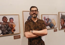 Unai Aranzadi posa con sus fotografías en el Barjola.