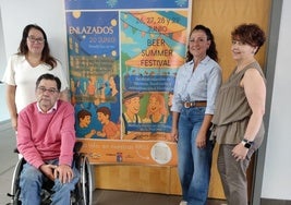 Marga López y José Luis Menéndez junto a las concejalas Nuria González-Nuevo y Marian Carbajal.