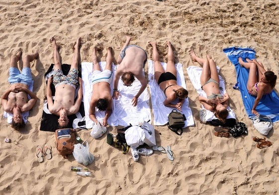 Bañistas se exponen al sol en la playa de La Concha, en San Sebastián