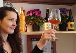 Jessica Alcaraz, voz autorizada de vinos con poca o nula intervención, observa uno de los que ofrece en su negocio 'Dalboroque'.
