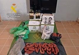 La Guardia Civil encontró en el coche de los investigados productos alimenticios procedentes de matanza artesanal, una treintena de garrafas de aceite y un televisor