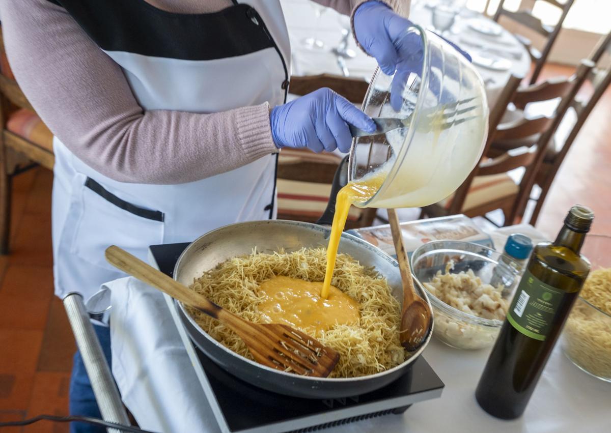 Imagen secundaria 1 - Es importante cocinarlo con movimientos envolventes para que se integren bien todos los ingredientes.