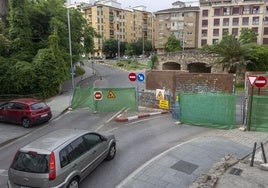 Las vallas impiden entrar y salir a la glorieta de San Francisco desde Miralrío.