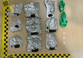 Droga y medicamentos que lanzó supuestamente en una bolsa el ahora detenido.