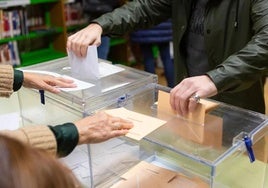 Un vecino de Logroño deposita su voto en una foto de archivo.