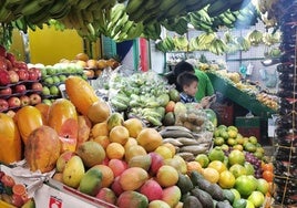 Puesto de fruta en un mercado.