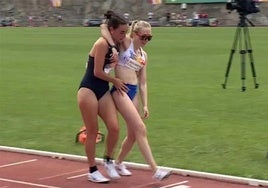 Aina Cinca ayuda a la atleta islandesa a llegar a meta.