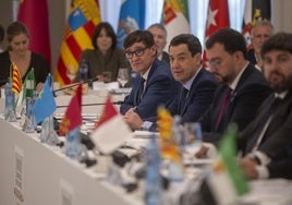 Juanma Moreno junto a Salvador Illa.