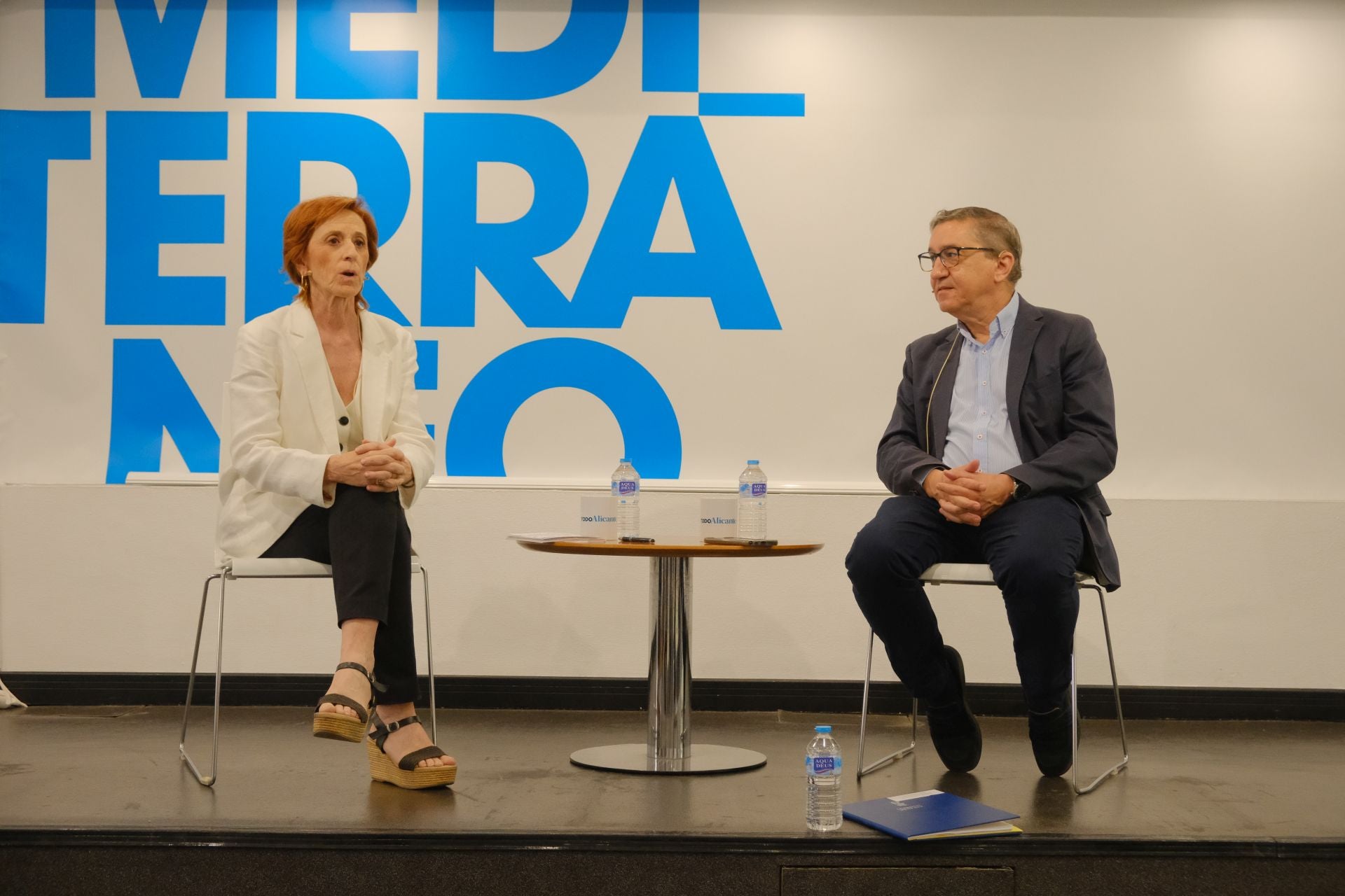 Rovira junto a la directora de TodoAlicante, Concha Pastor, que ha ejercido como moderadora del acto.